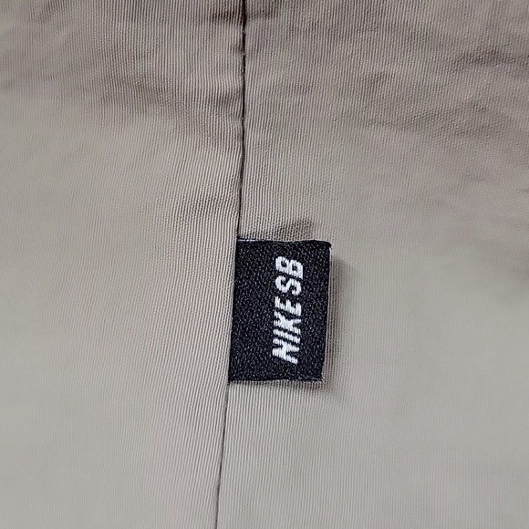 Nike Youth SB (Skateboading) Shorts with Adjustable Belt, Size Medium - Picture 8 of 11